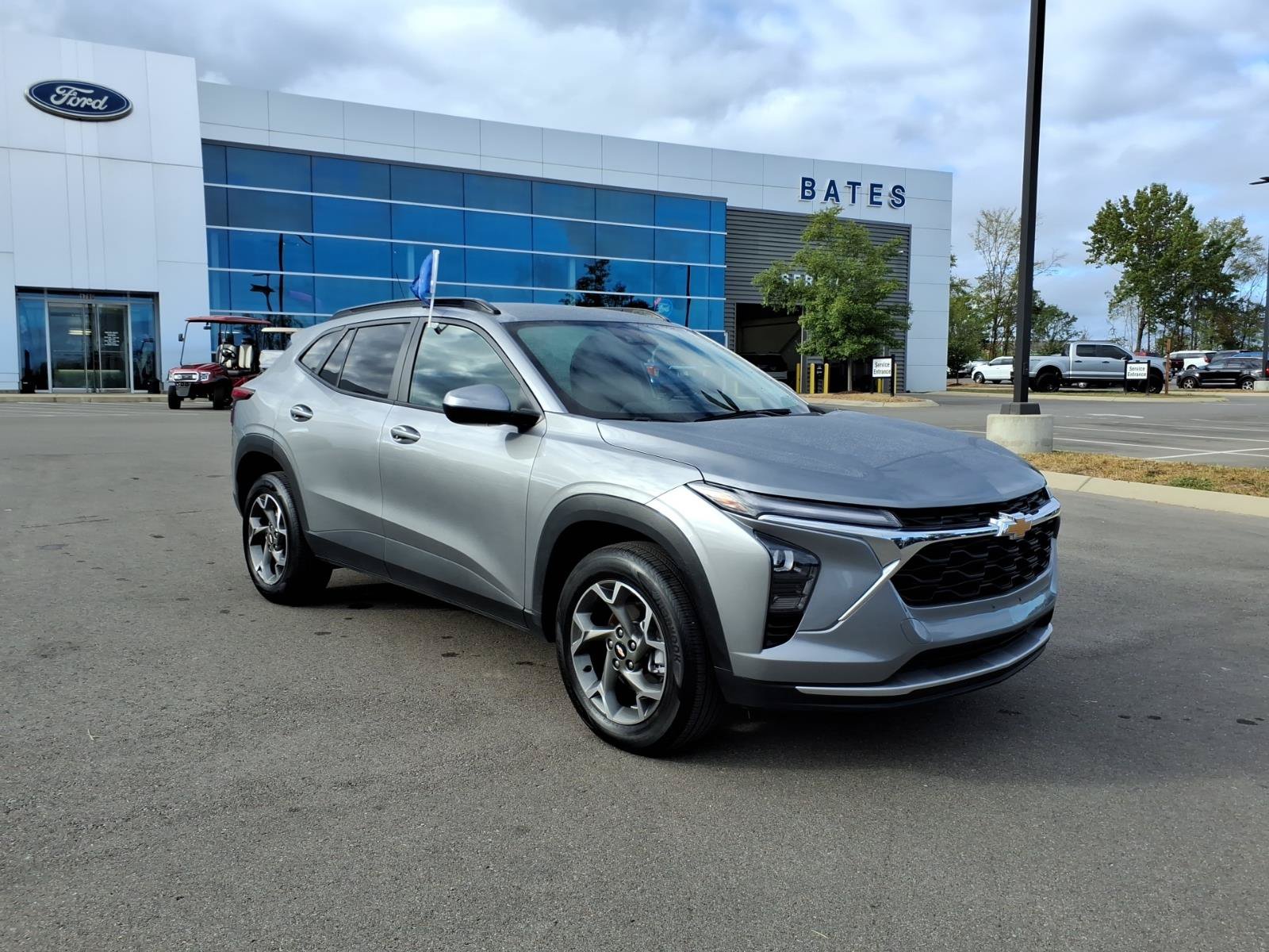 Used 2025 Chevrolet Trax LT FWD image 1