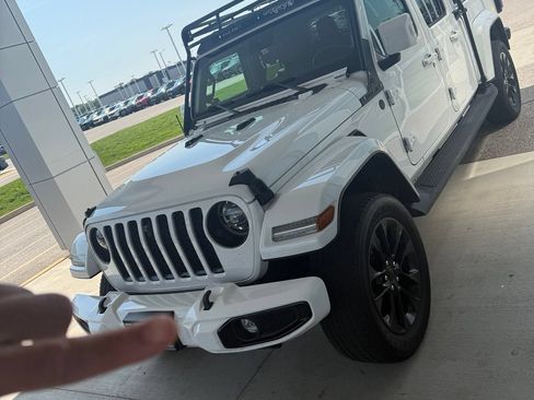 Used 2022 Jeep Gladiator Overland AWD/4WD image 2