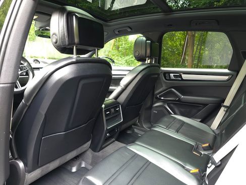 Used 2023 Porsche Cayenne Platinum Edition image 14