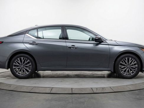Used 2025 Nissan Altima 2.5 SV FWD image 11
