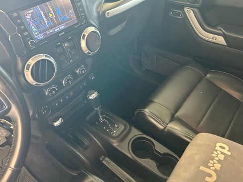 Used 2012 Jeep Wrangler Unlimited Rubicon w/ Connectivity Group AWD/4WD image 43