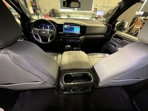 Used 2025 Chevrolet Silverado 1500 LTZ image 3