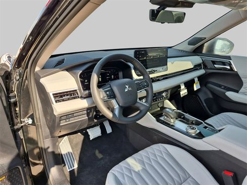 New 2025 Mitsubishi Outlander SEL image 9
