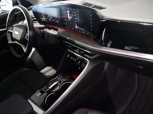 Used 2025 Audi Q5 Premium w/ Convenience Package image 27