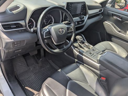 Used 2022 Toyota Highlander XLE AWD/4WD image 17