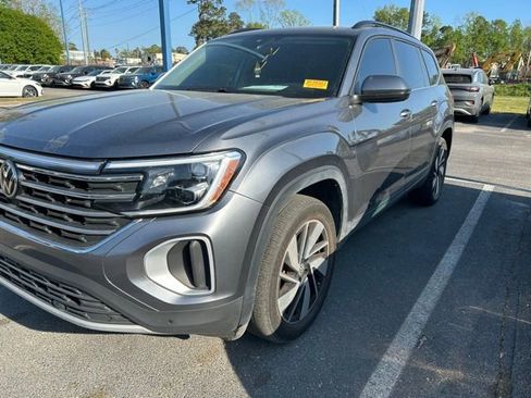 Used 2024 Volkswagen Atlas SE w/ Panoramic Sunroof Package image 4