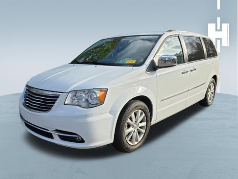Used 2015 Chrysler Town & Country Limited Platinum image 3