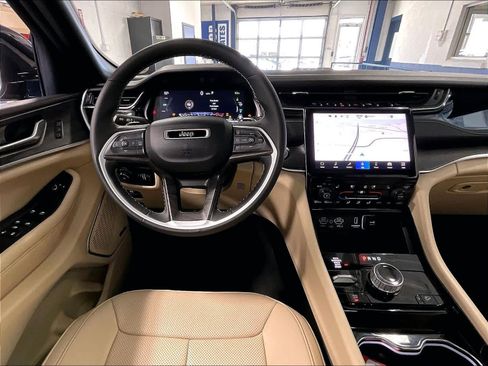 Used 2023 Jeep Grand Cherokee 4WD 4xe w/ Luxury Tech Group II image 17