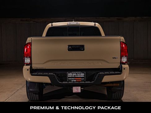 Used 2017 Toyota Tacoma TRD Sport AWD/4WD image 7