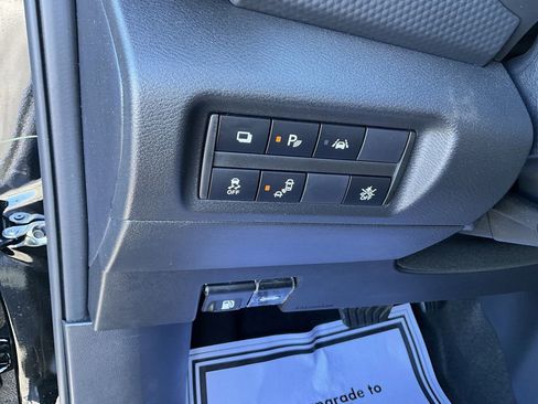 Certified 2025 Nissan Kicks Play S image 33