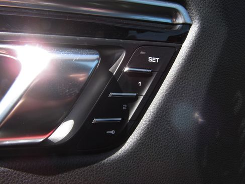 Used 2020 Porsche Macan Base image 25