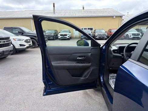 Used 2025 Nissan Kicks SV AWD/4WD image 17
