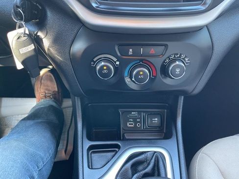 Used 2018 Jeep Cherokee Latitude FWD image 21