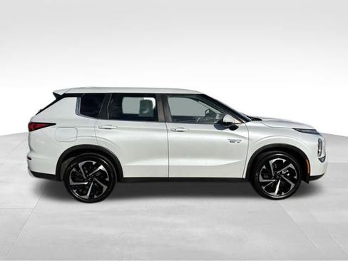 Used 2023 Mitsubishi Outlander SE image 8