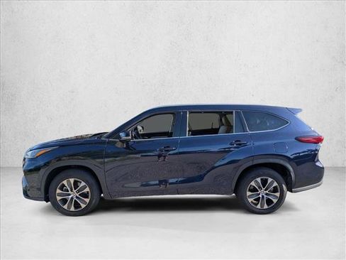 Used 2022 Toyota Highlander XLE FWD image 6