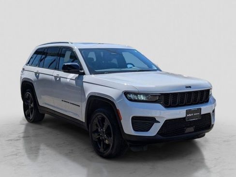 Used 2023 Jeep Grand Cherokee Altitude AWD/4WD image 4