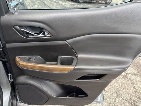 Used 2023 GMC Acadia SLE image 15