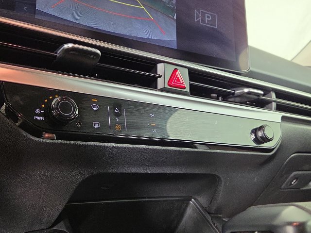Certified 2025 Kia Sorento LX FWD image 18