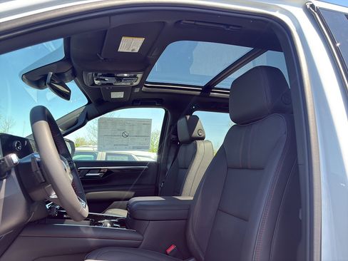 New 2026 Chevrolet Suburban RST AWD/4WD image 7