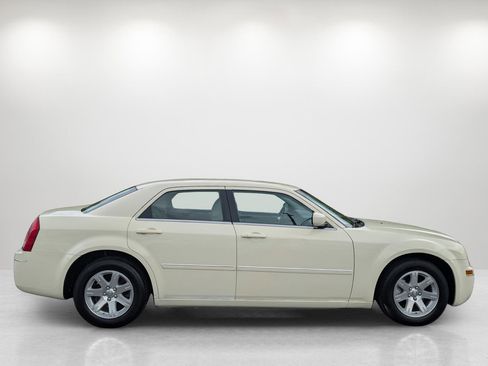 Used 2007 Chrysler 300 Touring w/ Comfort/Convenience Group image 4