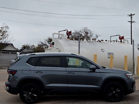New 2026 Volkswagen Taos SE FWD image 3