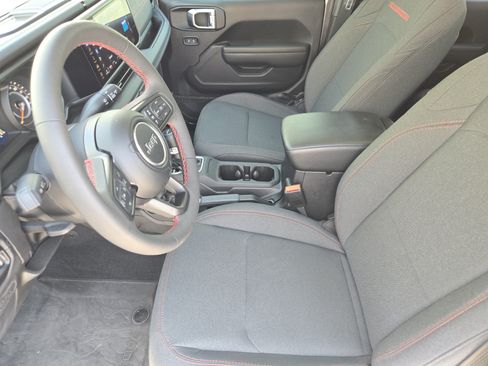 Used 2024 Jeep Gladiator Rubicon w/ Convenience Group AWD/4WD image 16