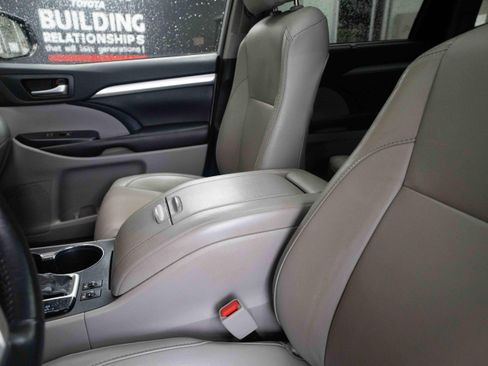 Used 2019 Toyota Highlander XLE AWD/4WD image 10