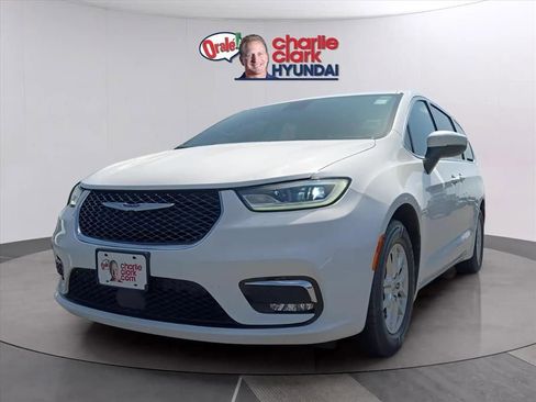 Used 2023 Chrysler Pacifica Touring-L image 1