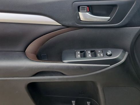 Used 2017 Toyota Highlander XLE image 16