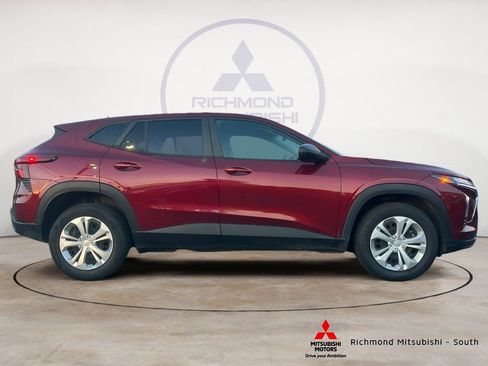 Used 2024 Chevrolet Trax LS FWD image 2