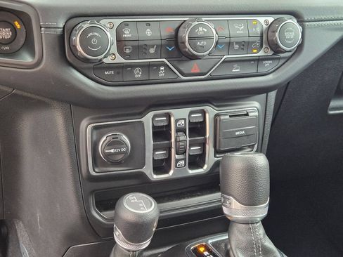 Used 2025 Jeep Wrangler Unlimited Sahara AWD/4WD image 29