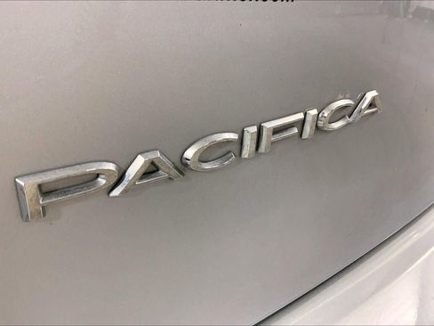 Used 2023 Chrysler Pacifica Touring-L image 8