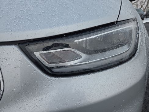 Used 2024 Chrysler Pacifica Touring-L image 10