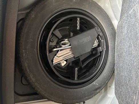 Used 2010 Mercedes-Benz E 350 4MATIC Sedan image 96