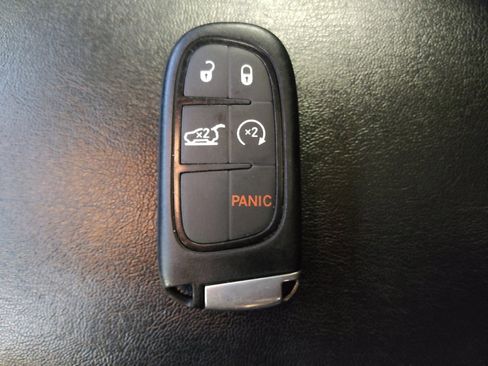 Used 2020 Jeep Cherokee Limited image 32