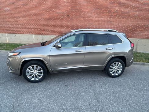 Used 2018 Jeep Cherokee Overland w/ Technology Group image 2