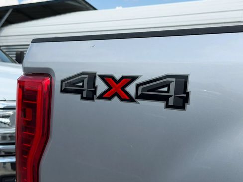Used 2017 Ford F250 XLT w/ XLT Premium Package AWD/4WD image 8