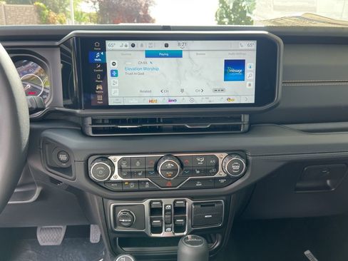 New 2025 Jeep Gladiator High Tide image 15