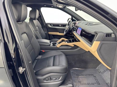 Used 2024 Porsche Cayenne w/ Sport Chrono Package image 16