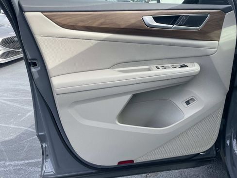 Certified 2025 Volkswagen Atlas SE w/ Panoramic Sunroof Package image 17