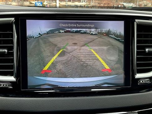 Used 2024 Chrysler Pacifica Touring-L image 14