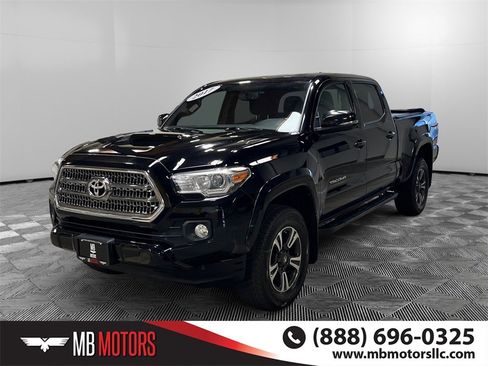 Used 2017 Toyota Tacoma TRD Sport image 9