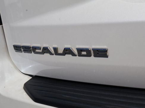 Used 2022 Cadillac Escalade Luxury w/ LPO, Floor Liner Package AWD/4WD image 8
