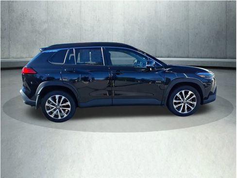 Certified 2022 Toyota Corolla Cross XLE image 27