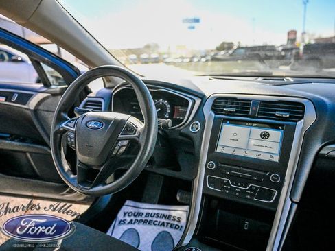 Used 2017 Ford Fusion SE w/ Fusion SE Technology Package image 15