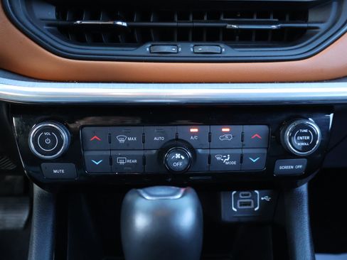 Used 2024 Jeep Compass Limited image 28