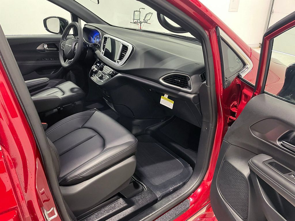 Used 2026 Chrysler Voyager LX FWD image 21