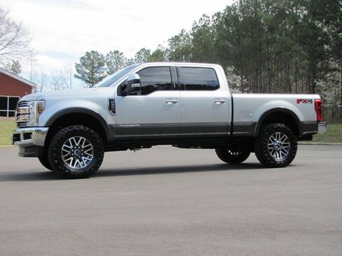 Used 2019 Ford F250 Lariat w/ Lariat Value Package image 3