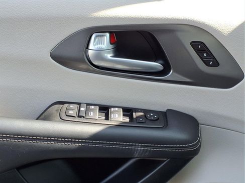 Used 2024 Chrysler Pacifica Touring-L image 14