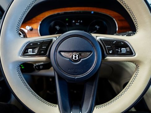 Used 2021 Bentley Bentayga image 42